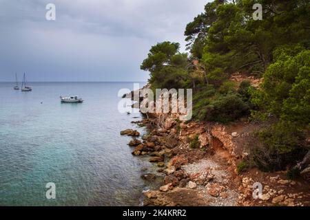 Côte rocheuse à Cala Galdana sur l'île de Minorque Banque D'Images