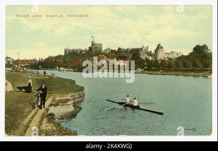 Carte postale colorée originale de l'époque édouardienne représentant l'aviron devant le château de Windsor et la Tamise. Windsor, Berkshire, Angleterre, Royaume-Uni vers 1910 Banque D'Images