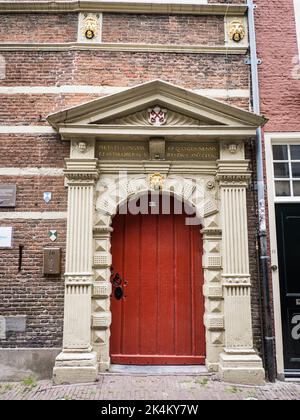 Porte avec clés de ville et inscription à Leiden, Hollande Banque D'Images