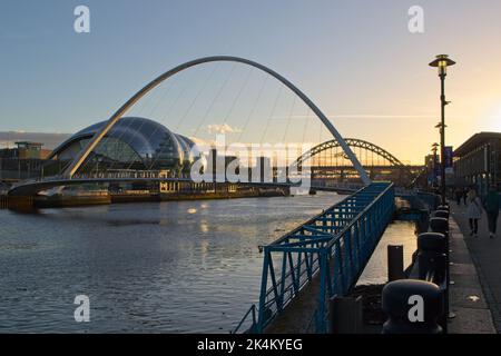 Coucher de soleil capturé du Quayside de Newcastle upon Tyne à Tyne et Wear, Royaume-Uni, montrant Sage Gateshead, Millennium Bridge et d'autres Tyne Bridges dans le Banque D'Images