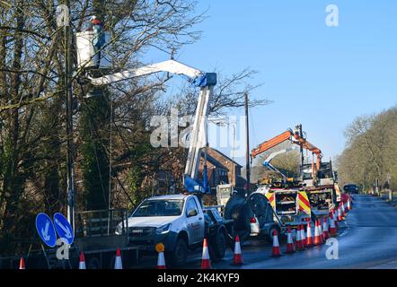 Ingénieur en service de ramassage de cerises effectuant des travaux de réparation sur les lignes électriques après la tempête york Yorkshire Royaume-Uni Banque D'Images