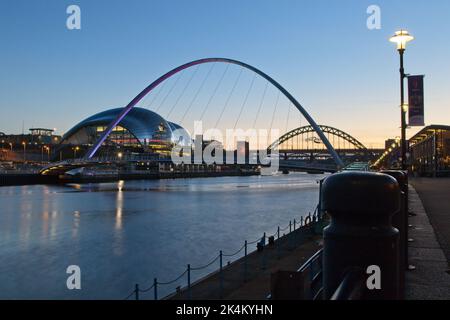 Coucher de soleil capturé du Quayside de Newcastle upon Tyne à Tyne et Wear, Royaume-Uni, montrant Sage Gateshead, Millennium Bridge et d'autres Tyne Bridges dans le Banque D'Images