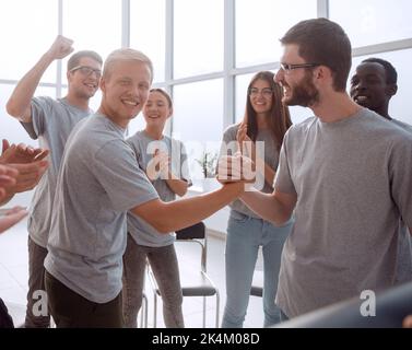 Deux dirigeants debout dans le cercle du groupe de contact Banque D'Images