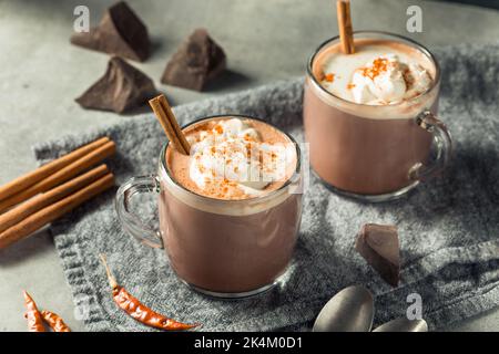 Chocolat chaud mexicain épicé maison au cacao, à la cannelle et à la Cayenne Banque D'Images