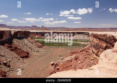 Vue sur la rivière Green dans Stillwater Canyon depuis la piste White Rim Trail dans le parc national de Canyonlands, Utah, jusqu'aux Buttes of the Cross dans la région NRA de Glen Canyon. Banque D'Images