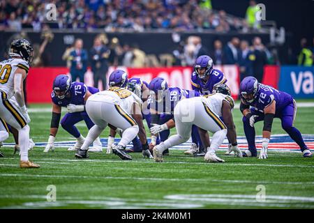 LONDRES, ROYAUME-UNI. 02th octobre 2022. Garrett Bradbury of Minnesota Vikings (au centre) prêt pour l'action lors de la NFL 2022 London Series - Minnesota Vikings vs New Orleans Saints au Tottenham Hotspur Stadium le dimanche 02 octobre 2022. LONDRES, ANGLETERRE. Credit: Taka G Wu/Alay Live News Banque D'Images