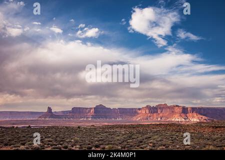 Nuages orageux au-dessus de la Tour Candlestick et de l'île dans la Sky Mesa, dans le parc national de Canyonlands, Utah. Vue depuis Murphy's Hogback sur la piste White Rim. Banque D'Images