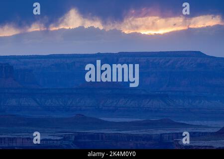 Nuages orageux au coucher du soleil au-dessus des Buttes of the Cross et des falaises d'Orange dans le Glen Canyon NRA, depuis Murphy's Hogback, Parc national de Canyonlands, Utah. Banque D'Images