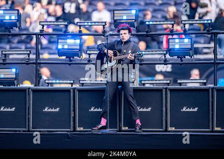 LONDRES, ROYAUME-UNI. 02th octobre 2022. Le chanteur Dominic Richard Harrison (alias Yungblud) se produit dans le Halftime lors de la NFL 2022 London Series - Minnesota Vikings vs New Orleans Saints au Tottenham Hotspur Stadium le dimanche 02 octobre 2022. LONDRES, ANGLETERRE. Credit: Taka G Wu/Alay Live News Banque D'Images