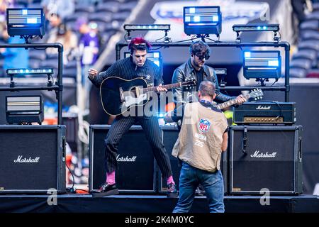 LONDRES, ROYAUME-UNI. 02th octobre 2022. Le chanteur Dominic Richard Harrison (alias Yungblud) se produit dans le Halftime lors de la NFL 2022 London Series - Minnesota Vikings vs New Orleans Saints au Tottenham Hotspur Stadium le dimanche 02 octobre 2022. LONDRES, ANGLETERRE. Credit: Taka G Wu/Alay Live News Banque D'Images