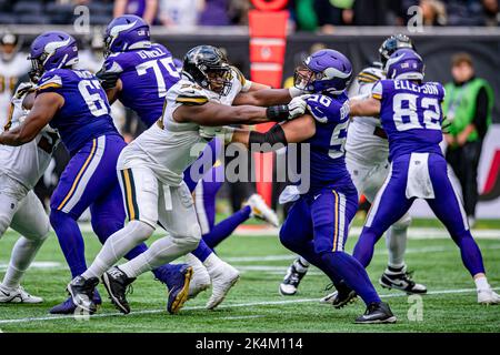 LONDRES, ROYAUME-UNI. 02th octobre 2022. Garrett Bradbury of Minnesota Vikings (2nd à droite) est affronté lors de la NFL 2022 London Series - Minnesota Vikings vs New Orleans Saints au Tottenham Hotspur Stadium le dimanche 02 octobre 2022. LONDRES, ANGLETERRE. Credit: Taka G Wu/Alay Live News Banque D'Images