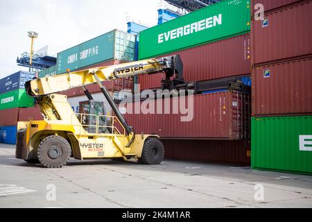 Odessa, Ukraine SIRCA 2018 : gerbeur de portée dans le port maritime. L'empileuse REACH empile les conteneurs de mer dans un terminal portuaire Banque D'Images