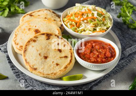 Pupusas au maïs salvadorienne maison avec Curtido et Salsa Banque D'Images