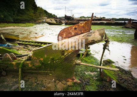 Détail montrant la poupe de bateau en bois pourri au cimetière de PIN Mill de vieux bateaux, Suffolk Banque D'Images