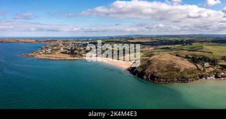 Vue aérienne du village et de la plage de Daymer Bay sur l'estuaire de la Camel à Cornwall, au Royaume-Uni, qui est une destination de vacances populaire lors d'une journée ensoleillée d'été Banque D'Images