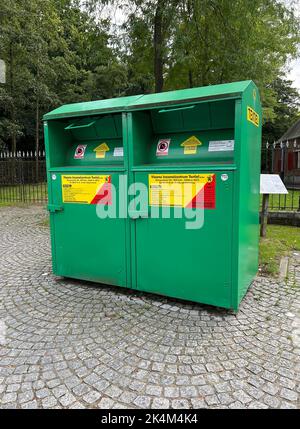Gros plan vertical sur 2 Belge Green recyclage des vêtements récipients de collecte, à usage public dans la rue Banque D'Images