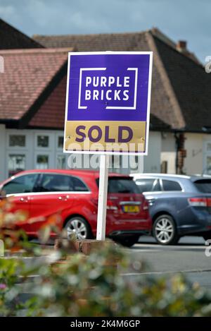 Un panneau 'Violet Brick' en ligne agents immobiliers 'Stop' à l'extérieur d'une maison de banlieue à Shepperton Surrey Angleterre Royaume-Uni Banque D'Images