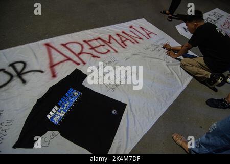 Palu, Sulawesi central, Indonésie. 3rd octobre 2022. Les résidents ont offert des prières et allumé des bougies comme une forme de tristesse pour l'incident des émeutes au championnat de football en Indonésie entre AREMA Malang et Persebaya Surabaya. L'incident a porté un coup sévère aux footballeurs du monde entier. 125 personnes auraient été tuées à la suite de l'incident. (Image de crédit : © Adi Pranata/ZUMA Press Wire) Banque D'Images