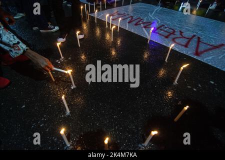 Palu, Sulawesi central, Indonésie. 3rd octobre 2022. Les résidents ont offert des prières et allumé des bougies comme une forme de tristesse pour l'incident des émeutes au championnat de football en Indonésie entre AREMA Malang et Persebaya Surabaya. L'incident a porté un coup sévère aux footballeurs du monde entier. 125 personnes auraient été tuées à la suite de l'incident. (Image de crédit : © Adi Pranata/ZUMA Press Wire) Banque D'Images