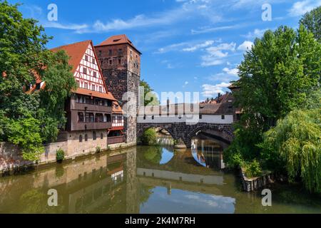 Le Weinstadl, Wasserturm et Hencurbrücke sur la rivière Pegnitz, Nuremberg, Bavière, Allemagne Banque D'Images