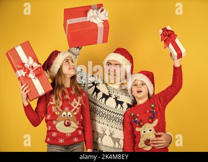 Cadeaux pour tout le monde. Shopping en famille. Soldes de Noël. Papa, les enfants s'amusent. Le père et les petites filles célèbrent ensemble la nouvelle année. Noël en cadeau Banque D'Images