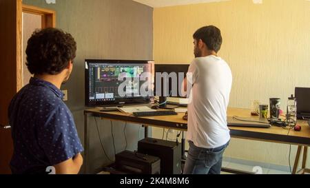 deux jeunes architectes examinant les plans et le projet sur un moniteur, à leur ordinateur, studio, espace de travail, Banque D'Images