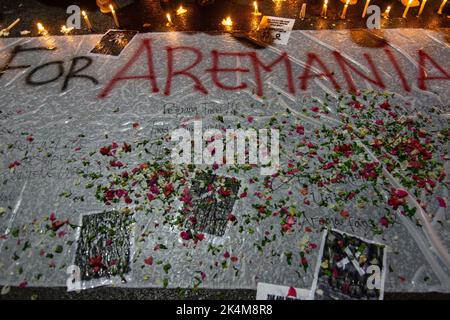 Palu, Sulawesi central, Indonésie. 3rd octobre 2022. Les résidents ont offert des prières et allumé des bougies comme une forme de tristesse pour l'incident des émeutes au championnat de football en Indonésie entre AREMA Malang et Persebaya Surabaya. L'incident a porté un coup sévère aux footballeurs du monde entier. 125 personnes auraient été tuées à la suite de l'incident. (Image de crédit : © Adi Pranata/ZUMA Press Wire) Banque D'Images