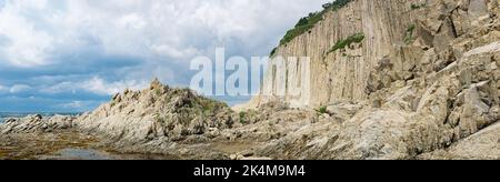 panorama avec une falaise côtière formée par des colonnes de pierres de lave solidifiées, cap Stolbchaty sur l'île de Kunashir Banque D'Images