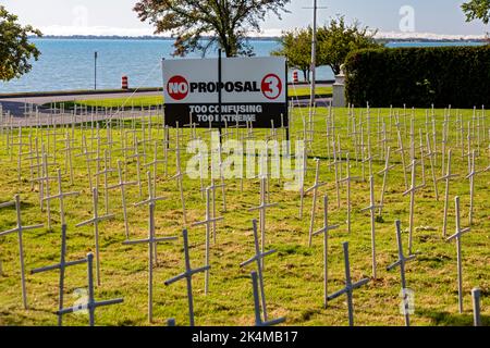 Grosse Pointe Farms, Michigan, États-Unis. 3rd octobre 2022. Alors que le Michigan se prépare à voter sur la proposition 3, qui consacrerait le droit à l'avortement dans la constitution de l'État, Saint-Paul sur l'église du lac catholique affiche des dizaines de croix sur sa pelouse, avec des signes opposés à la mesure. L'exposition est devenue controversée; Edsel Ford II, un habitant de la ville, a déclaré qu'il « est] le caractère de notre quartier ». Crédit : Jim West/Alay Live News Banque D'Images