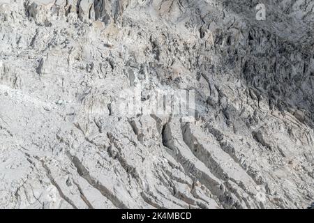 Gros plan détaillé du champ de crevasse sur le glacier de la Mer de glace en été à Chamonix en France Banque D'Images