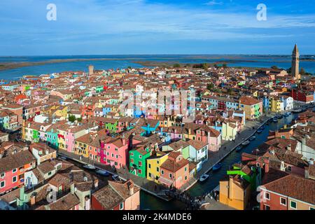 Vue aérienne de l'île de Burano. Burano est l'une des îles de Venise, célèbre pour ses maisons colorées. Burano, Venise - octobre 2022 Banque D'Images