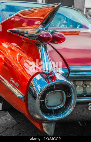 L'aile arrière et les feux d'un coupé de ville 1959 de Cadillac en rouge vif Banque D'Images