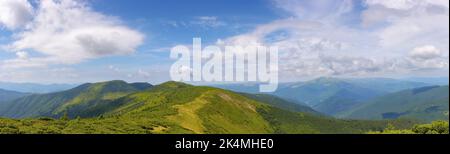 vue panoramique sur la vallée de la crête de chornohora. paysage magnifique des montagnes carpathes sur un fort forenoon en été. collines boisées et herbacées Banque D'Images