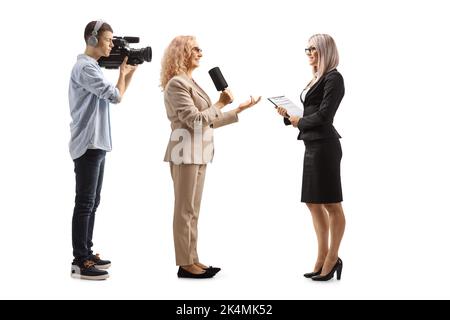 Femme journaliste interrogeant une femme d'affaires et un caméraman, isolés sur fond blanc Banque D'Images