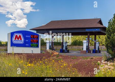 FLAGSTAFF, AZ - 2 SEPTEMBRE 2022 : une station-service Marathon en Arizona affichant un prix de l'essence sur un panneau numérique pour 4,19 Banque D'Images