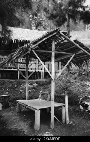 Cabanes en bambou, cabanes en bambou, cabanes en bambou dans les zones touristiques, photos monochromes, dans la région de Cikancung - Indonésie Banque D'Images