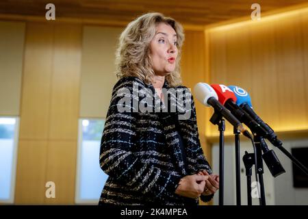 2022-10-03 18:35:06 LA HAYE - le président de chambre Vera Bergkamp (D66) parle à la presse au sujet du départ de Khadija ARIB (PvdA). L'ARIB a démissionné de ses fonctions de députée après des allégations d'abus de pouvoir présumés lorsqu'elle était Présidente de la Chambre. ANP ROBIN VAN LONKHUIJSEN pays-bas sortie - belgique sortie Banque D'Images