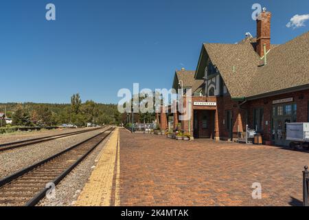 FLAGSTAFF, ARIZONA, États-Unis - 1 SEPTEMBRE 2022 : gare historique de Flagstaff. Il est situé sur la route 66 et est anciennement connu sous le nom d'Atchison, Topeka Banque D'Images
