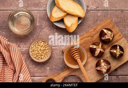 Photographie alimentaire de figues cuites au four avec fromage de chèvre, pignons de pin, miel Banque D'Images