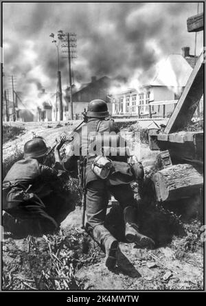 OPÉRATION BARBAROSSA WW2 deux soldats allemands détenant une position DE mitrailleuse MG 42 à un pont sur le front est. Date juillet 1941 l'opération Barbarossa fut l'invasion de l'Union soviétique par l'Allemagne nazie et de nombreux alliés de l'axe, à partir du dimanche 22 juin 1941, pendant la Seconde Guerre mondiale Banque D'Images