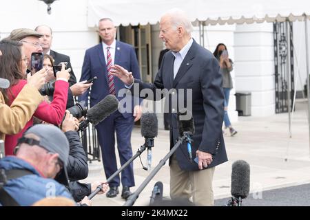 3 octobre 2022, Washington, Distric of Columbia, Etats-Unis: LE président AMÉRICAIN JOE BIDEN parle à un journaliste avant de partir à la base commune Andrews en route Ponce, Porto Rico, aujourd'hui sur 03 octobre 2022 à la Maison Blanche/Lawn Sud à Washington DC, Etats-Unis. (Credit image: © Lénine Nolly/ZUMA Press Wire) Banque D'Images