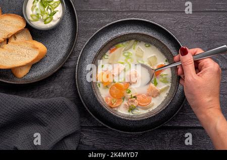 Photographie alimentaire de soupe de saumon, pomme de terre, carotte, crème, oignon, toast Banque D'Images