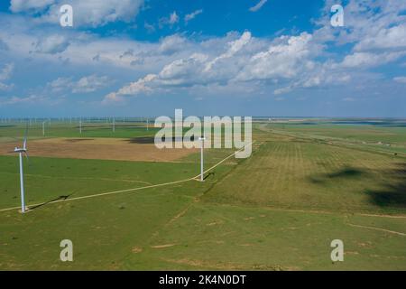 Il s'agit d'une rangée d'éoliennes à énergie renouvelable dans un parc éolien du pays du Texas, aux États-Unis Banque D'Images