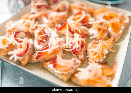 Nourriture savoureuse pour les doigts de poisson avec tartre au saumon fumé sur le raifort, mousse à la truite avec canneberges et salade de hareng sur pain de pumpernickel Banque D'Images