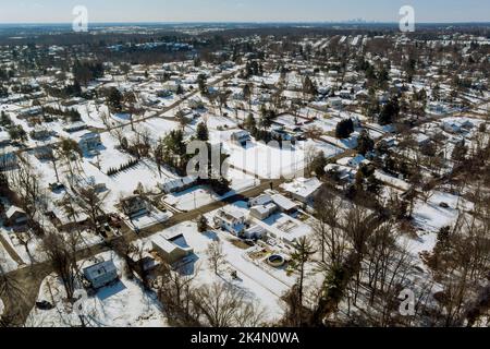 Il y a une petite ville américaine en Pennsylvanie qui a un bâtiment résidentiel avec un toit enneigé après une tempête de neige sévère Banque D'Images