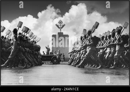 Le Service du travail de Nuremberg Reich ADOLF HITLER SALUANT le Reichsarbeitsdienst RAD avec Adolf Hitler debout dans sa Mercedes à ciel ouvert saluant le passé de mars de la RAD Reich Labor Force, Qui épaule leurs pelles comme un symbole de travail pour le troisième Reich nazi Allemagne nazie 1930s Nuremberg le service du travail du Reich (Reichsarbeitsdienst; RAD) était une organisation importante établie en Allemagne nazie comme une agence pour aider à atténuer les effets du chômage sur l'économie allemande, militariser la main-d'œuvre et l'endoctriner avec l'idéologie nazie. C'était le service officiel du travail de l'État nazi. Allemagne nazie Banque D'Images