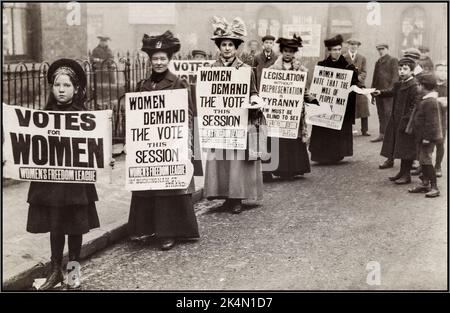 Mouvement suffragette des années 1900. Des femmes dans la rue avec des bannières exigeant "votes for Women" Grande-Bretagne Royaume-Uni. Manifestation de rue du suffrage avec des banderoles et de jeunes enfants interagissant et aidant avec des manifestants et suffragettes Royaume-Uni « LES FEMMES RÉCLAMENT LE VOTE » « Women Freedom League » Banque D'Images