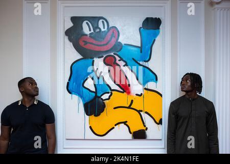 Londres, Royaume-Uni. 3 octobre 2022. Efie Gallery co-fondateurs (L) Kobi et Kwame Mintah avec 'Jonny Just Come', 2022, par Swinf. Avant-première d'une exposition « On A Darker Note » présentant des œuvres de l'artiste nigérian de Londres, Slawn, à la Chambre de commerce arabe britannique de Mayfair. Les nouvelles œuvres se concentrent sur les clowns répondant aux caricatures de blackface minstrel produites à l'époque des lois Jim Crow de la ségrégation raciale aux États-Unis à la fin de 19th et au début de 20th siècles. Credit: Stephen Chung / Alamy Live News Banque D'Images