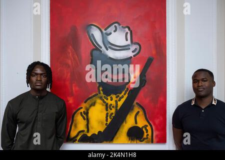 Londres, Royaume-Uni. 3 octobre 2022. Efie Gallery co-fondateurs (L) Kwami et Kobi Mintah avec 'oss', 2022, par Swinf. Avant-première d'une exposition « On A Darker Note » présentant des œuvres de l'artiste nigérian de Londres, Slawn, à la Chambre de commerce arabe britannique de Mayfair. Les nouvelles œuvres se concentrent sur les clowns répondant aux caricatures de blackface minstrel produites à l'époque des lois Jim Crow de la ségrégation raciale aux États-Unis à la fin de 19th et au début de 20th siècles. Credit: Stephen Chung / Alamy Live News Banque D'Images