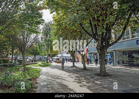 L'Armada Way de Plymouth traverse le principal centre commercial piétonnier avec des boutiques et des cafés. Les clients qui profitent du soleil d'automne 2022. Tre Banque D'Images